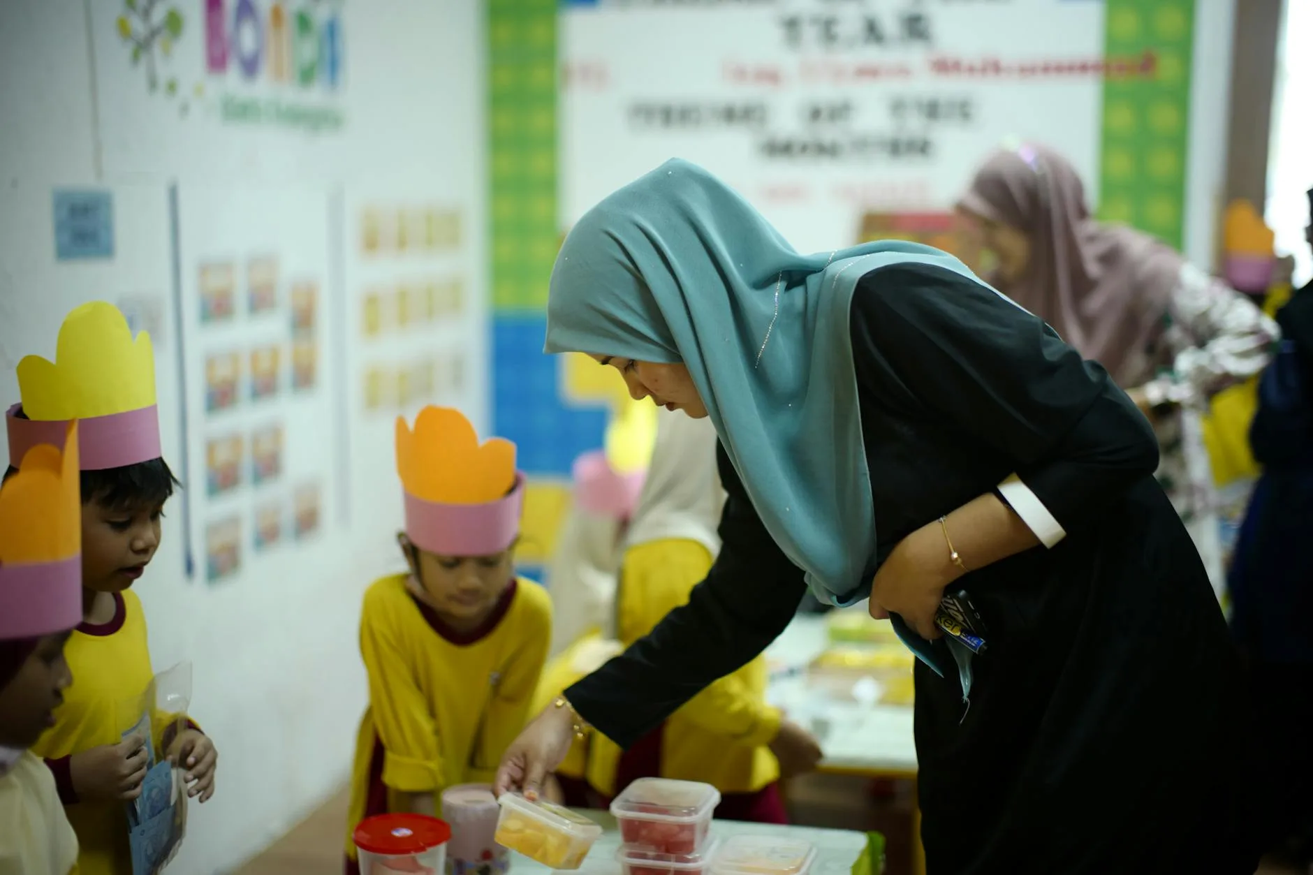 Anak bermain profesi impian dengan kostum menarik