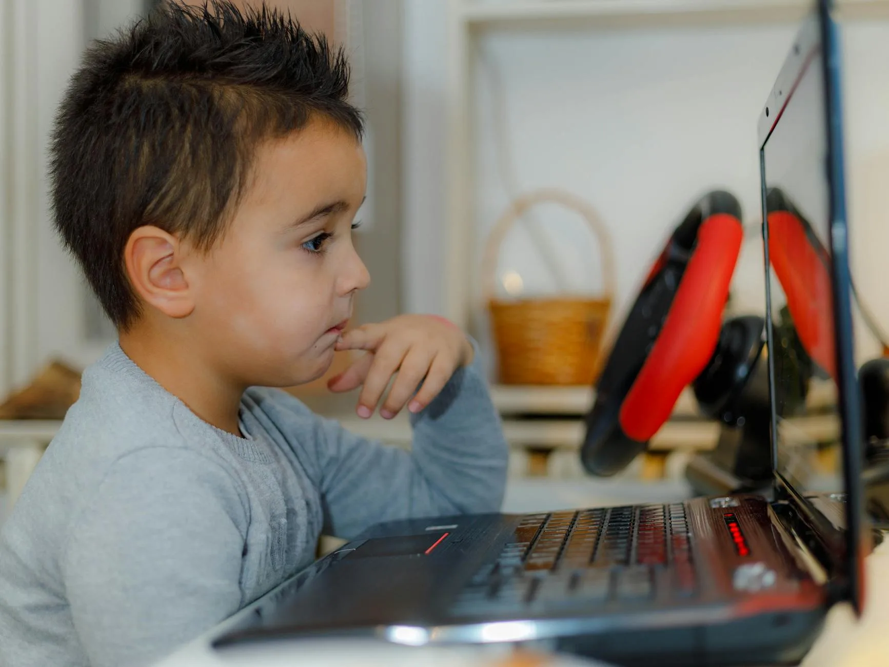 Anak belajar dengan permainan edukasi tanpa gadget