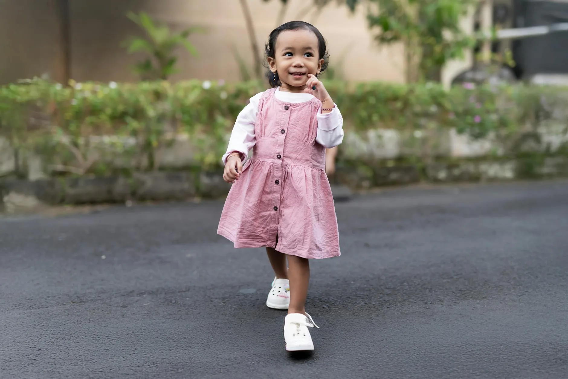 Foto contoh kegiatan anak PAUD bermain kreatif di kelas.
