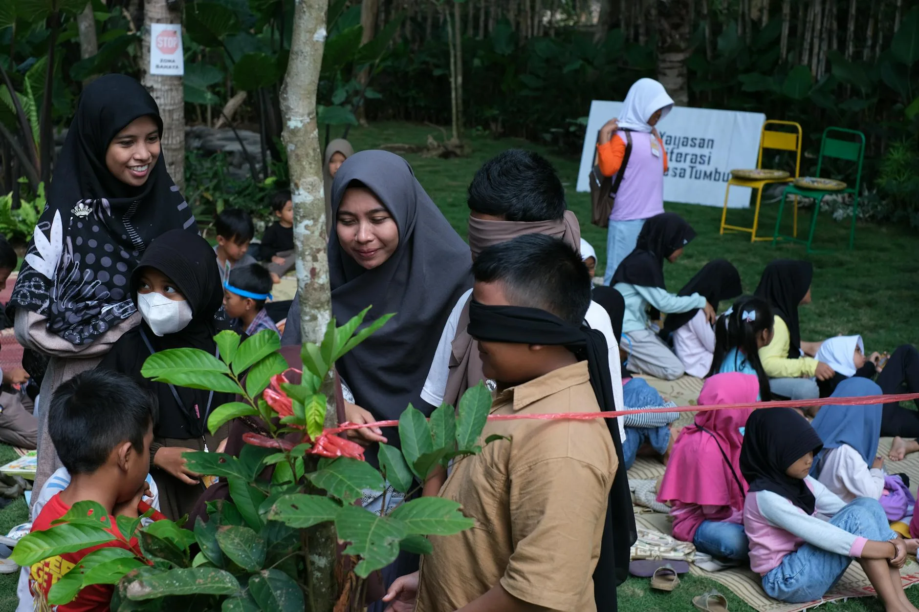 Kegiatan outdoor anak TK belajar sambil bermain.