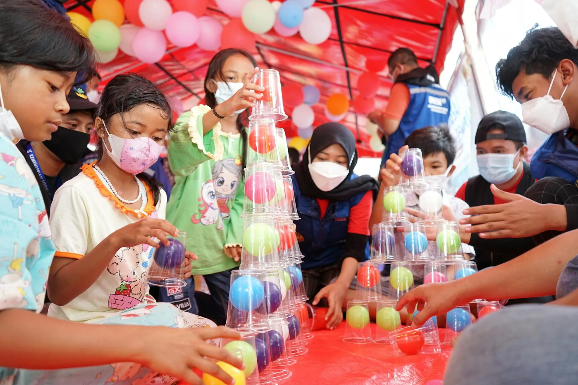 Anak TK melakukan kegiatan sensorik dengan tekstur pasir dan air