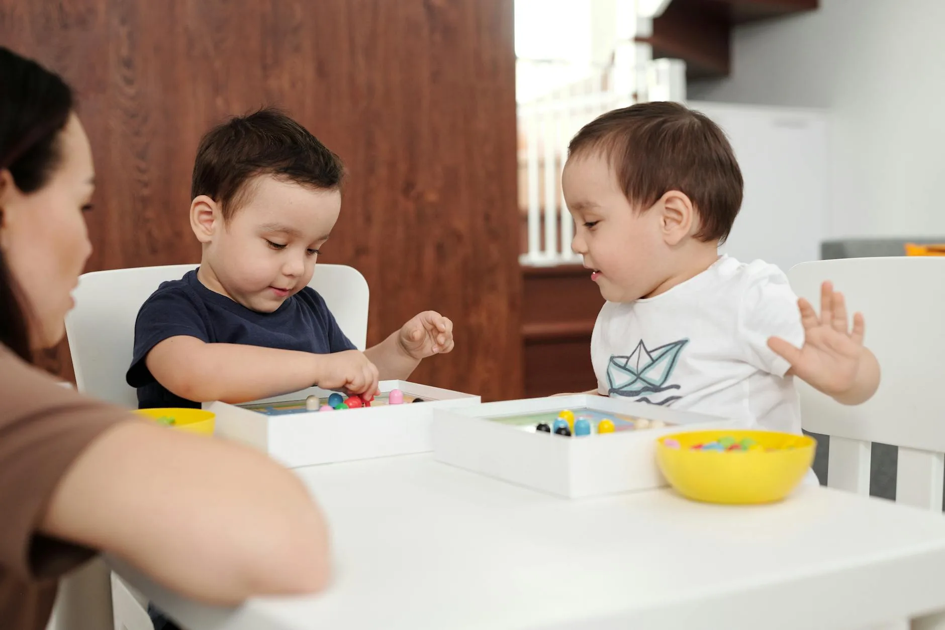 Anak bermain puzzle, contoh aktivitas motorik halus anak.