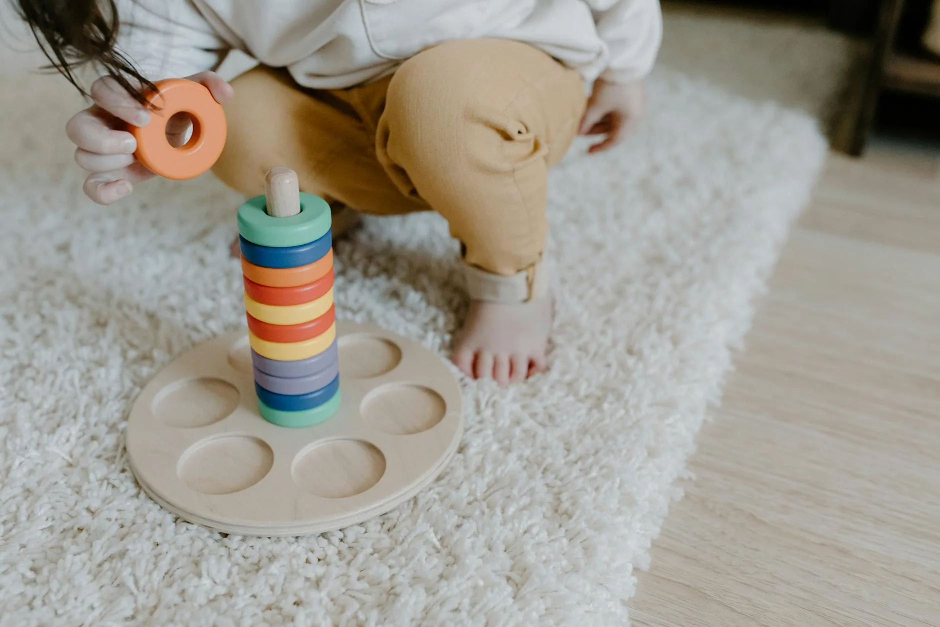 Anak melakukan kegiatan montessori di rumah dengan bahan alami