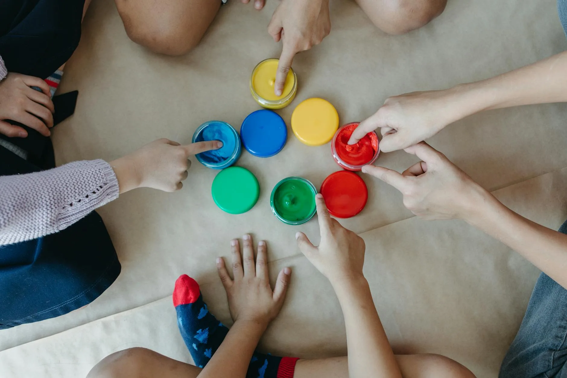 Anak kecil belajar mengenal warna dasar dengan bloc warna berbagai bentuk