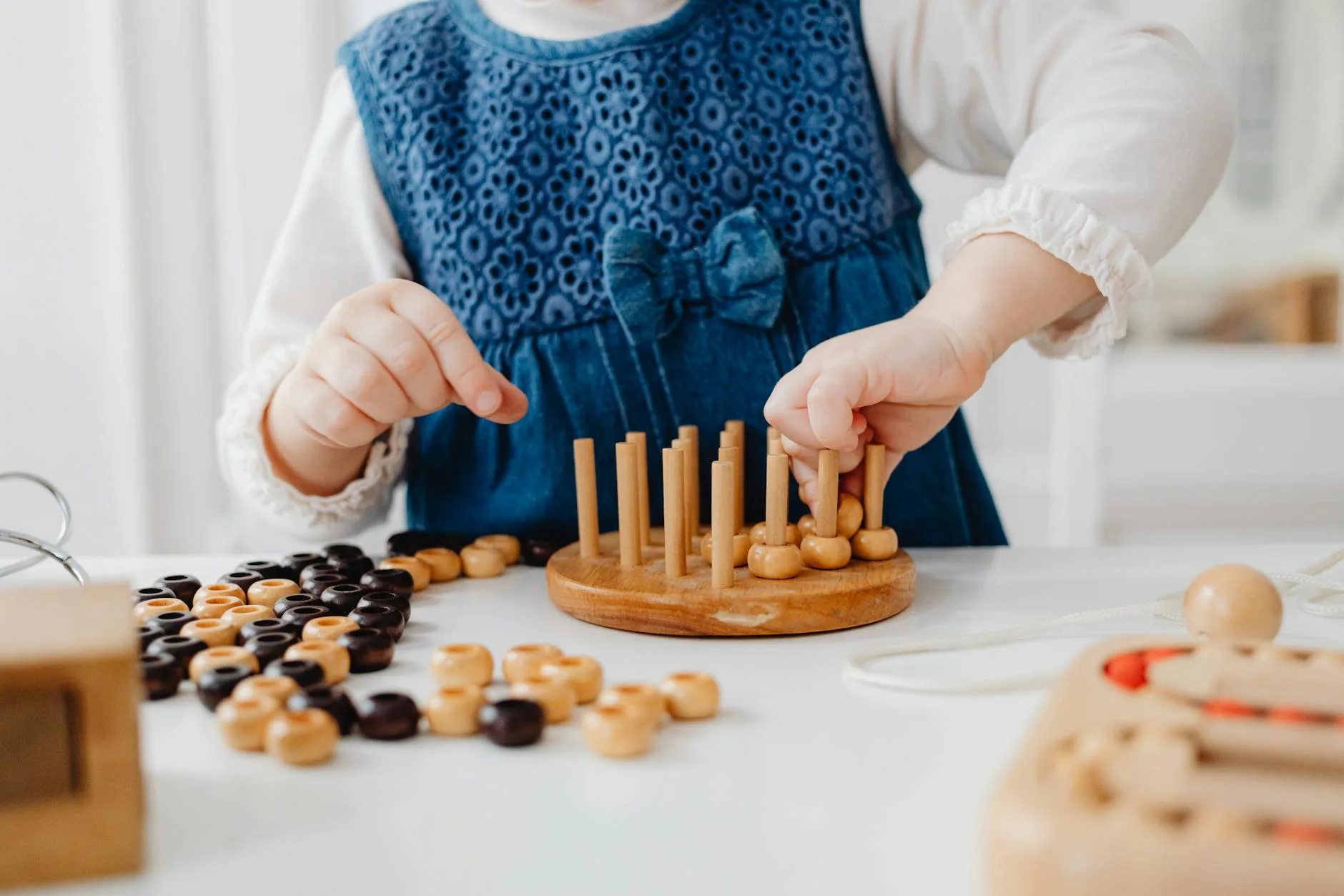 Anak bermain puzzle, contoh aktivitas motorik halus anak