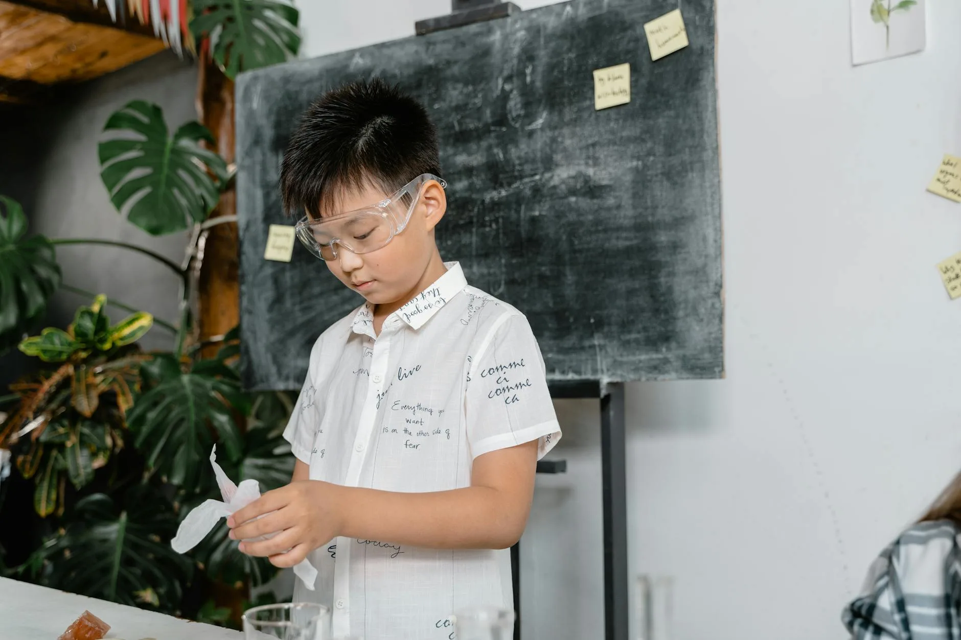 Anak usia dini melakukan eksperimen sains
